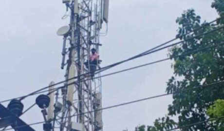 മാവേലിക്കരയില്‍ മൊബൈല്‍ ടവറിനു മുകളില്‍ യുവാവ് തൂങ്ങി മരിച്ചത് മദ്യപിച്ച് ബഹളം ഉണ്ടാക്കിയപ്പോൾ  ഭാര്യ പരാതിപ്പെട്ടത്തിന്