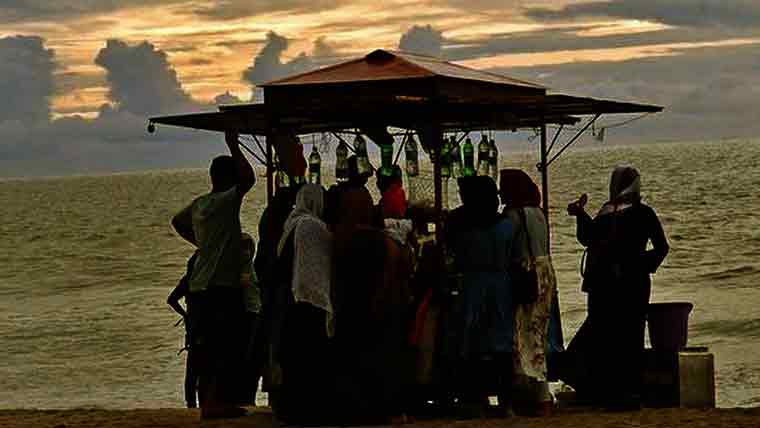 കോഴിക്കോട് ബീച്ചിൽ നിയന്ത്രണങ്ങൾ ലംഘിച്ച് സന്ദർശകർ  ; ഇനിയൊരറിയിപ്പുണ്ടാകുന്നതുവരെ ബീച്ചിലേക്ക് പ്രവേശനം വിലക്കി