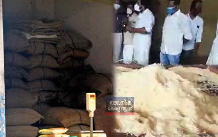 ഓണത്തിന് പഴകി പുഴുത്ത അരി കഴുകി വൃത്തിയാക്കി വിദ്യാർത്ഥികൾക്കു വിതരണം ചെയ്യാൻ ശ്രമം ഓണത്തിന് പഴകി പുഴുത്ത അരി കഴുകി വൃത്തിയാക്കി വിദ്യാർത്ഥികൾക്കു വിതരണം ചെയ്യാൻ ശ്രമം