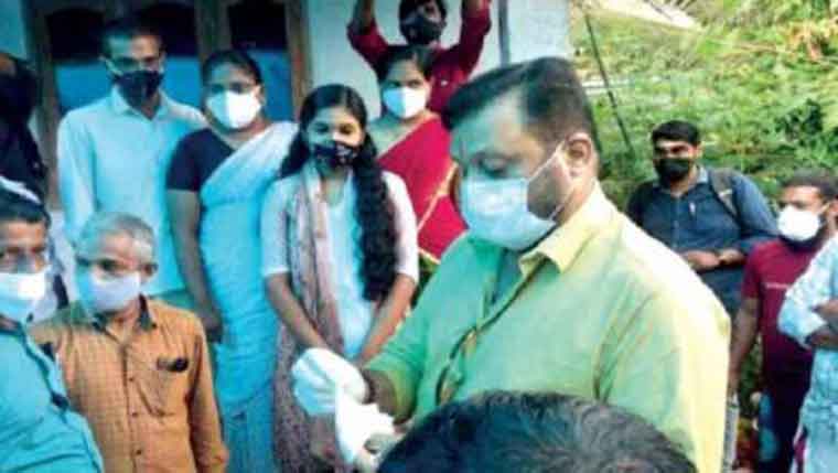 പഠനസൗകര്യമില്ലെന്ന് അറിയിച്ച് പത്താം ക്ലാസുകാരി ; മൊബൈല് ഫോണുമായി നേരിട്ടെത്തി സുരേഷ് ഗോപി, വീടുപണിയും പൂര്ത്തിയാക്കുമെന്ന് ഉറപ്പ് പഠനസൗകര്യമില്ലെന്ന് അറിയിച്ച് പത്താം ക്ലാസുകാരി ; മൊബൈല് ഫോണുമായി നേരിട്ടെത്തി സുരേഷ് ഗോപി, വീടുപണിയും പൂര്ത്തിയാക്കുമെന്ന് ഉറപ്പ്