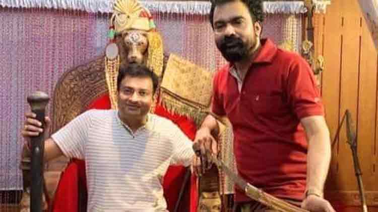 മോശയുടെ അംശവടിയുമേന്തി ടിപ്പു സുൽത്താന്റെ സിംഹാസനത്തിൽ പ്രശാന്ത് ഐഎഎസും