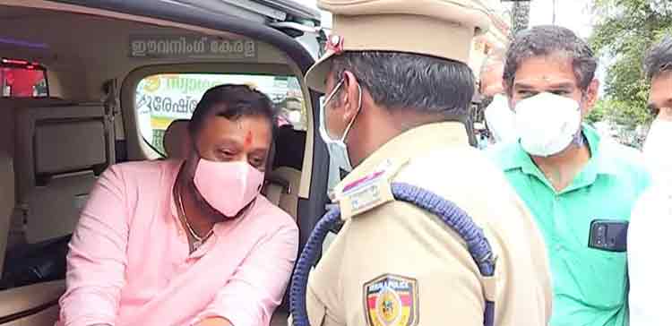സുരേഷ് ഗോപിയെ കണ്ടതും സല്യൂട്ട് ചെയ്ത് എസ്ഐ; അടുത്ത് വിളിച്ച് കുശലം അന്വേഷിച്ച് എംപി സുരേഷ് ഗോപിയെ കണ്ടതും സല്യൂട്ട് ചെയ്ത് എസ്ഐ; അടുത്ത് വിളിച്ച് കുശലം അന്വേഷിച്ച് എംപി