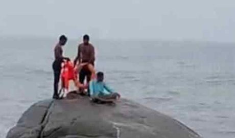 കടലിലെ പാറയിൽ ധ്യാനമിരിക്കാൻ പോയി; പിന്നാലെ കടല്‍ക്ഷോഭം, കുടുങ്ങി യുവാവ്