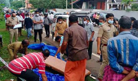 കോഴിക്കോട് കാളാണ്ടിത്താഴത്ത് റോഡരുകില്‍ റിട്ടയേർഡ്  പോലീസ് ഉദ്യോഗസ്ഥന്റെ മൃതദേഹം കത്തിക്കരിഞ്ഞ നിലയില്‍