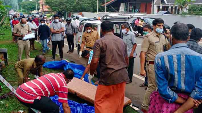 കോഴിക്കോട് കാളാണ്ടിത്താഴത്ത് റോഡരുകില് റിട്ടയേർഡ് പോലീസ് ഉദ്യോഗസ്ഥന്റെ മൃതദേഹം കത്തിക്കരിഞ്ഞ നിലയില് കോഴിക്കോട് കാളാണ്ടിത്താഴത്ത് റോഡരുകില് റിട്ടയേർഡ് പോലീസ് ഉദ്യോഗസ്ഥന്റെ മൃതദേഹം കത്തിക്കരിഞ്ഞ നിലയില്