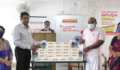 ഓൺലൈൻ പഠനത്തിനായി 50 മൊബൈൽ ഫോണുകൾ നൽകി