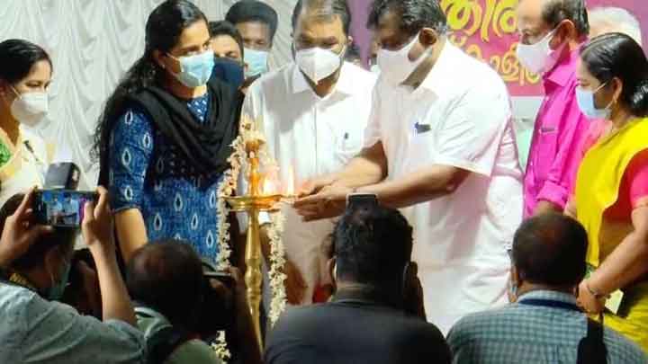 ആഘോഷമായി പ്രവേശനോത്സവം; സംസ്ഥാനത്തെ സ്‌കൂളുകൾ തുറന്നു