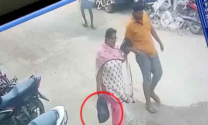 ഭര്‍ത്താവിന്‍റെ അറുത്തെടുത്ത തലയുമായി മധ്യവയസ്ക പൊലീസ് സ്റ്റേഷനിൽ