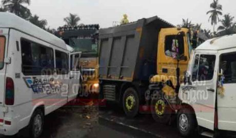 കോഴിക്കോട് ലോറിയും ട്രാവലറും കൂട്ടിയിടിച്ചു: മൂന്ന് മരണം, ഒമ്പത് പേര്‍ക്ക് പരിക്ക്