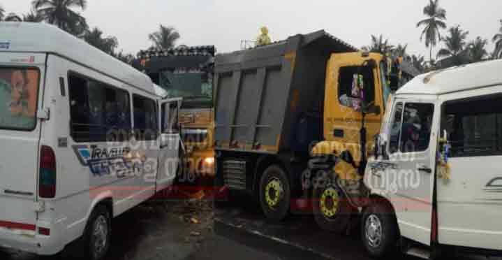 കോഴിക്കോട് ലോറിയും ട്രാവലറും കൂട്ടിയിടിച്ചു: മൂന്ന് മരണം, ഒമ്പത് പേര്‍ക്ക് പരിക്ക്