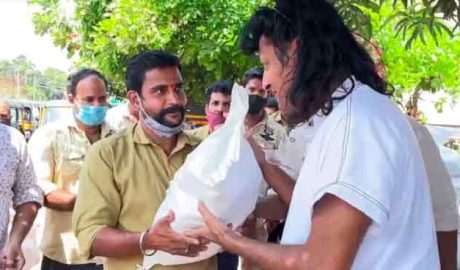 ഓട്ടോ തൊഴിലാളികള്‍ക്ക് കൈത്താങ്ങായി  ബോചെ ഫാന്‍സിന്റെ സൗജന്യ ഭക്ഷ്യകിറ്റ്