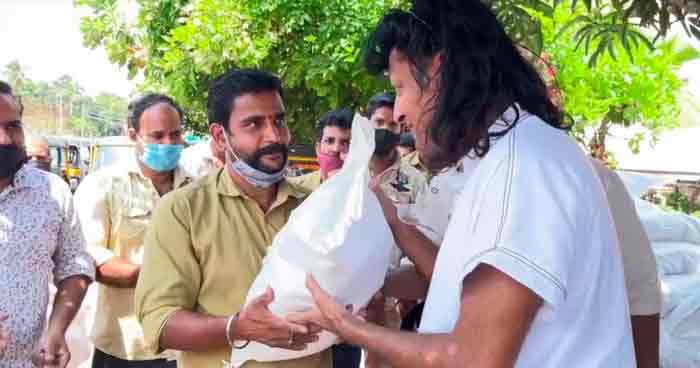 ഓട്ടോ തൊഴിലാളികള്ക്ക് കൈത്താങ്ങായി ബോചെ ഫാന്സിന്റെ സൗജന്യ ഭക്ഷ്യകിറ്റ് ഓട്ടോ തൊഴിലാളികള്ക്ക് കൈത്താങ്ങായി ബോചെ ഫാന്സിന്റെ സൗജന്യ ഭക്ഷ്യകിറ്റ്