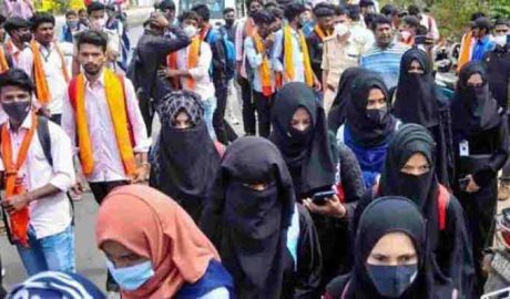 ഹിജാബ് നിരോധന വിഷയത്തിൽ ഇന്ന് നിർണായക ദിനം; ഹൈക്കോടതിയുടെ വിശാല ബെഞ്ച് വാദം കേൾക്കും; സംഘർഷത്തിന് പിന്നിൽ കോൺഗ്രസി​ന്റെയും ക്യാമ്പസ് ഫ്രണ്ടി​ന്റെയും തന്ത്രമാണെന്ന വാദത്തിൽ ഉറച്ച് സർക്കാർ