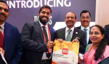 ആര്‍ ജി ഫുഡ്‌സിന്റെ മട്ട റൈസ് എം എ യുസുഫ് അലി വിപണിയിലിറക്കി