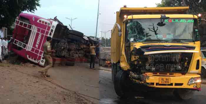 മലപ്പുറം  കൊ​ണ്ടോ​ട്ടി​യി​ൽ ബ​സും ലോ​റി​യും കൂ​ട്ടി​യി​ടി​ച്ച് യു​വ​തി മ​രി​ച്ചു; 20ൽ അധികം പേ​ർ​ക്ക് പ​രി​ക്ക്