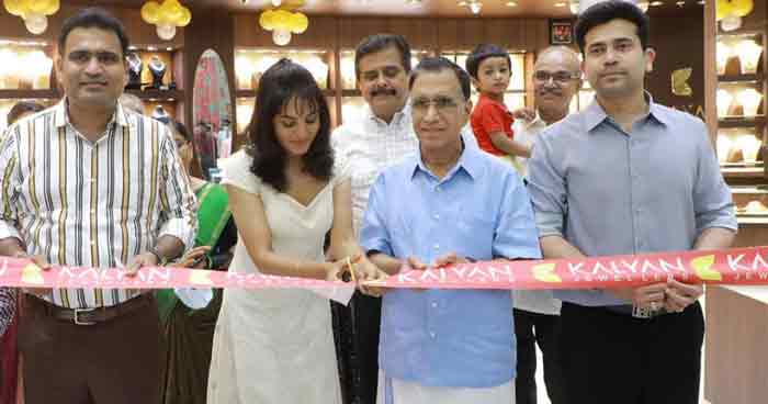 ആഡംബരപൂര്ണമായ ഷോപ്പിംഗ് അനുഭവം ഒരുക്കി കല്യാണ് ജൂവലേഴ്സിന്റെ പുതിയ ഷോറൂം തിരുവനന്തപുരം ലുലു മാളിൽ ഉദ്ഘാടനം ചെയ്തു ആഡംബരപൂര്ണമായ ഷോപ്പിംഗ് അനുഭവം ഒരുക്കി കല്യാണ് ജൂവലേഴ്സിന്റെ പുതിയ ഷോറൂം തിരുവനന്തപുരം ലുലു മാളിൽ ഉദ്ഘാടനം ചെയ്തു