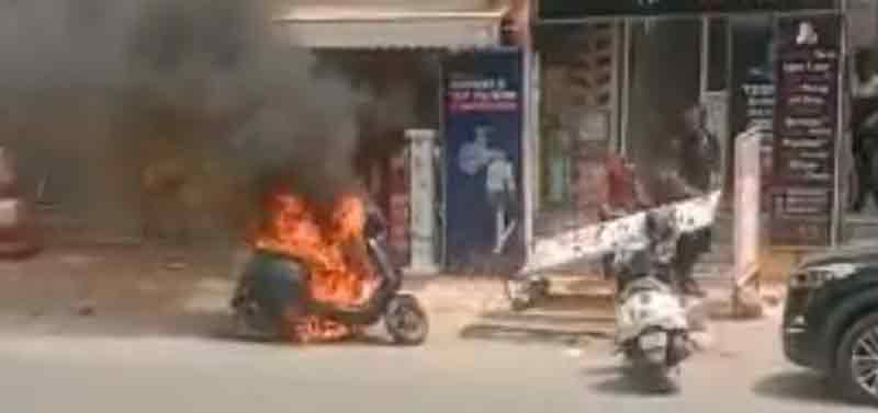 ഇലക്ട്രിക് സ്കൂട്ടറിനു തീപിടിക്കുന്ന സംഭവം; ഓലയ്ക്കെതിരെ കേന്ദ്രം അന്വേഷണം പ്രഖ്യാപിച്ചു ഇലക്ട്രിക് സ്കൂട്ടറിനു തീപിടിക്കുന്ന സംഭവം; ഓലയ്ക്കെതിരെ കേന്ദ്രം അന്വേഷണം പ്രഖ്യാപിച്ചു