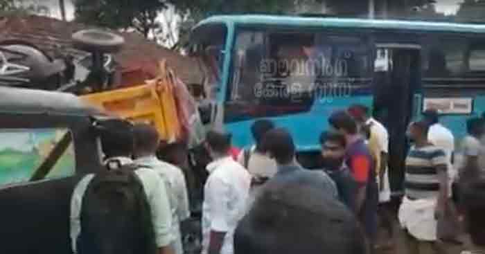 മഞ്ചേരി തൃക്കലങ്ങോട് ബസും ലോറിയും കൂട്ടിയിടിച്ചു; ലോറി ഡ്രൈവർ മരിച്ചു ; മൂന്ന് പേരുടെ നില ഗുരുതരം മഞ്ചേരി തൃക്കലങ്ങോട് ബസും ലോറിയും കൂട്ടിയിടിച്ചു; ലോറി ഡ്രൈവർ മരിച്ചു ; മൂന്ന് പേരുടെ നില ഗുരുതരം