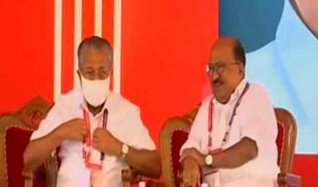 പിണറായി വിജയന്‍ കുലംകുത്തികളെ മാലയിട്ടും ഷാളണിയിച്ചും സ്വീകരിക്കുന്ന തിരക്കിൽ ; കെ വി തോമസിനെ യാത്രയാക്കുന്നു” ആ ബാധ്യത ഇനി സിപിഎം അനുഭവിച്ചോട്ടെ എന്ന് വി ഡി സതീശന്‍