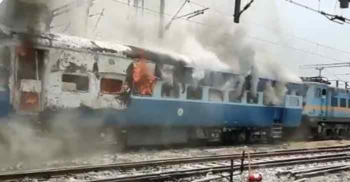 അഗ്നിപഥിനെതിരെ ഇന്നും പ്രതിഷേധം; ബിഹാറില് പ്രതിഷേധക്കാര് ട്രെയിനിന് തീയിട്ടു: പ്രായപരിധി ഉയര്ത്തി കേന്ദ്രം അഗ്നിപഥിനെതിരെ ഇന്നും പ്രതിഷേധം; ബിഹാറില് പ്രതിഷേധക്കാര് ട്രെയിനിന് തീയിട്ടു: പ്രായപരിധി ഉയര്ത്തി കേന്ദ്രം