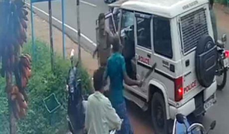 സ്കൂട്ടറില്‍ പിന്തുടര്‍ന്ന് എസ്ഐയെ വെട്ടാൻ ശ്രമം; പ്രതി പിടിയിൽ – വിഡിയോ