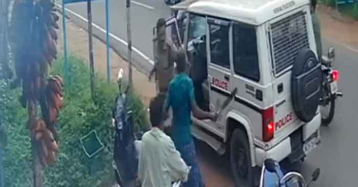 സ്കൂട്ടറില് പിന്തുടര്ന്ന് എസ്ഐയെ വെട്ടാൻ ശ്രമം; പ്രതി പിടിയിൽ – വിഡിയോ സ്കൂട്ടറില് പിന്തുടര്ന്ന് എസ്ഐയെ വെട്ടാൻ ശ്രമം; പ്രതി പിടിയിൽ – വിഡിയോ