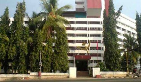 എകെജി സെന്ററിന്റെ മതിലിൽ സ്ഫോടക വസ്തു എറിഞ്ഞു; ബോംബെന്ന് ഇ.പി.ജയരാജൻ