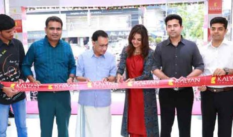 കോഴിക്കോട് മാവൂര്‍ റോഡിലെ കല്യാണ്‍ ജൂവലേഴ്സിന്‍റെ പുതിയ  ഷോറൂം ബ്രാന്‍ഡ് അംബാസിഡര്‍ മഞ്ജു വാര്യര്‍ ഉദ്ഘാടനം ചെയ്തു