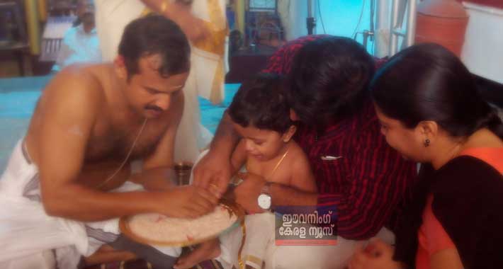 ഇന്ന് വിജയദശമി; അറിവിന്റെ ആദ്യാക്ഷരം കുറിക്കാൻ കുരുന്നുകൾ ഇന്ന് വിജയദശമി; അറിവിന്റെ ആദ്യാക്ഷരം കുറിക്കാൻ കുരുന്നുകൾ