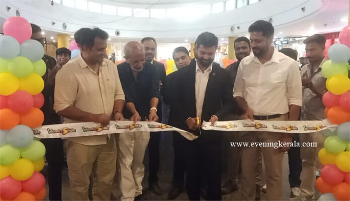 ഹൈ​​ലൈ​​റ്റ്​ മാ​​ളി​​ൽ പെ​​രു​​ന്നാ​​ൾ സ​​മ്മാ​​ന​​മാ​​യി ‘വ​​ണ്ട​​ർ സ്ലൈ​​ഡും  ഹോ​​ളോ സ്‌​​പേ​​സും’