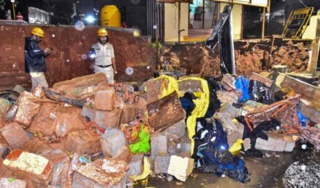 ബെംഗളൂരുവിൽ ആശുപത്രി മതിൽ തകർന്ന് അപകടം; രണ്ട് മലയാളികൾ ഉൾപ്പെടെ ഏഴു പേർക്ക് ദാരുണാന്ത്യം
