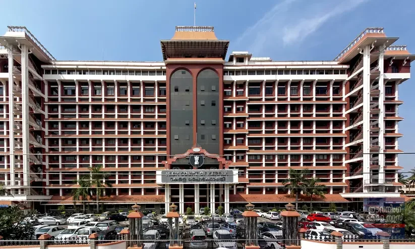 നഴ്സുമാരുടെ സമരം: മാനേജ്മെന്റിന് നടപടി സ്വീകരിക്കാം; സമരം തുടരാൻ തടസ്സമില്ലെന്ന് ഹൈകോടതി നഴ്സുമാരുടെ സമരം: മാനേജ്മെന്റിന് നടപടി സ്വീകരിക്കാം; സമരം തുടരാൻ തടസ്സമില്ലെന്ന് ഹൈകോടതി