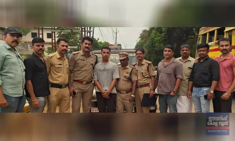 ‘തൃശൂർ പൂരം കളറാക്കാൻ പൂത്തിരി’; പ്രത്യേക കോഡ് ഭാഷയിൽ ലഹരി വിൽപന; പാൽവണ്ടിയിൽ കടത്തിയ രണ്ടരക്കോടിയുടെ ഹാഷിഷ് ഓയിലുമായി കുന്നംകുളം സ്വദേശി ഹബീബ് പിടിയിൽ ‘തൃശൂർ പൂരം കളറാക്കാൻ പൂത്തിരി’; പ്രത്യേക കോഡ് ഭാഷയിൽ ലഹരി വിൽപന; പാൽവണ്ടിയിൽ കടത്തിയ രണ്ടരക്കോടിയുടെ ഹാഷിഷ് ഓയിലുമായി കുന്നംകുളം സ്വദേശി ഹബീബ് പിടിയിൽ