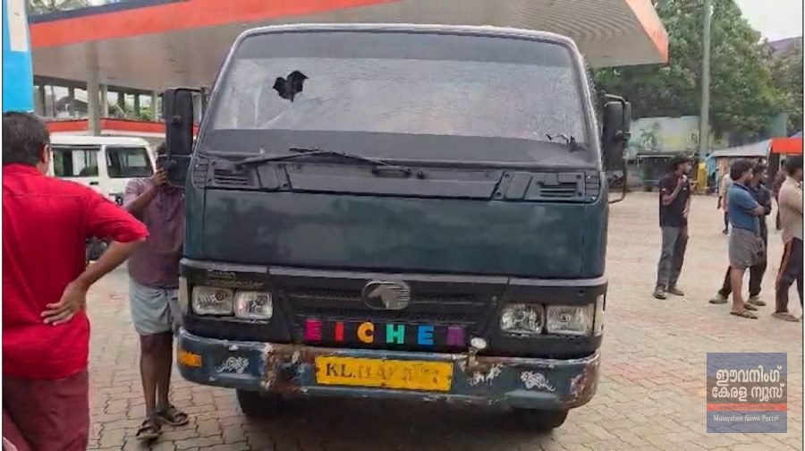 താമരശ്ശേരിയിൽ അർദ്ധരാത്രി ‘മാലിന്യ വേട്ട’; ജനവാസ മേഖലയിൽ കക്കൂസ് മാലിന്യം തള്ളിയ ടാങ്കർ ലോറി നാട്ടുകാർ വളഞ്ഞിട്ടു പിടിച്ചു താമരശ്ശേരിയിൽ അർദ്ധരാത്രി ‘മാലിന്യ വേട്ട’; ജനവാസ മേഖലയിൽ കക്കൂസ് മാലിന്യം തള്ളിയ ടാങ്കർ ലോറി നാട്ടുകാർ വളഞ്ഞിട്ടു പിടിച്ചു