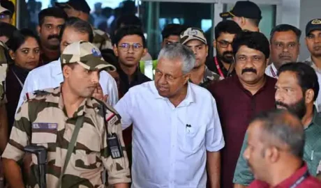 ഔദ്യോഗിക വാഹനമുപേക്ഷിച്ച് പോലീസ്  എസ്കോർട്ടില്ലാതെ പിണറായി; ‘സിഎമ്മേ…’, ഉറക്കെ വിളിച്ച് മാധ്യമപ്രവർ‍ത്തകർ…