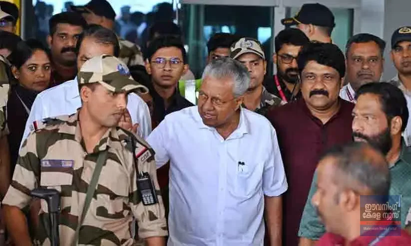 ഔദ്യോഗിക വാഹനമുപേക്ഷിച്ച് പോലീസ് എസ്കോർട്ടില്ലാതെ പിണറായി; ‘സിഎമ്മേ…’, ഉറക്കെ വിളിച്ച് മാധ്യമപ്രവർത്തകർ… ഔദ്യോഗിക വാഹനമുപേക്ഷിച്ച് പോലീസ് എസ്കോർട്ടില്ലാതെ പിണറായി; ‘സിഎമ്മേ…’, ഉറക്കെ വിളിച്ച് മാധ്യമപ്രവർത്തകർ…