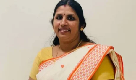 വയനാട്ടിൽ  ബൈക്ക് യാത്രക്കാരായ ദമ്പതികളെ കാട്ടാന ആക്രമിച്ചു ; യുവതി മരിച്ചു; ഭർത്താവിന് പരിക്ക്