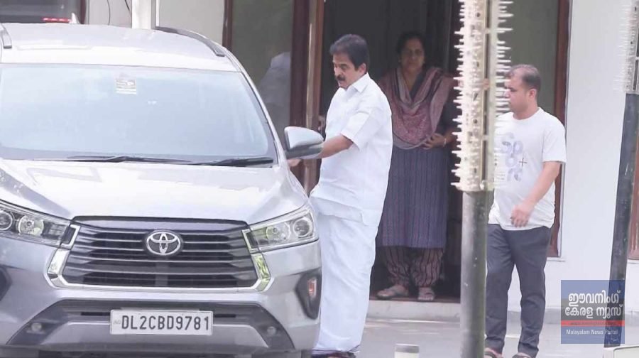 കെസിയുമായി നിര്ണായക കൂടിക്കാഴ്ച നടത്തി രാഹുല്; ഗവര്ണറെ കാണാന് കോണ്ഗ്രസ് കെസിയുമായി നിര്ണായക കൂടിക്കാഴ്ച നടത്തി രാഹുല്; ഗവര്ണറെ കാണാന് കോണ്ഗ്രസ്