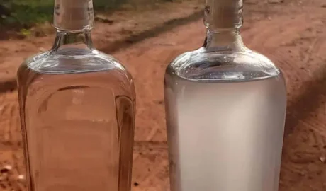 കോഴിക്കോട്ട്  പത്താം ക്ലാസുകാരന്റെ ബാഗിൽ നാടൻ ചാരായം; ഒളിപ്പിച്ചത് വാട്ടർ ബോട്ടിലിൽ