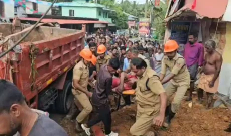 കൊല്ലത്ത് നിയന്ത്രണംവിട്ട ലോറി ബസ് സ്റ്റോപ്പിലേയ്ക്ക് പാഞ്ഞുകയറി അപകടം; മൂന്ന് കുട്ടികൾ മരിച്ചു, രണ്ടുപേരുടെ നില ഗുരുതരം